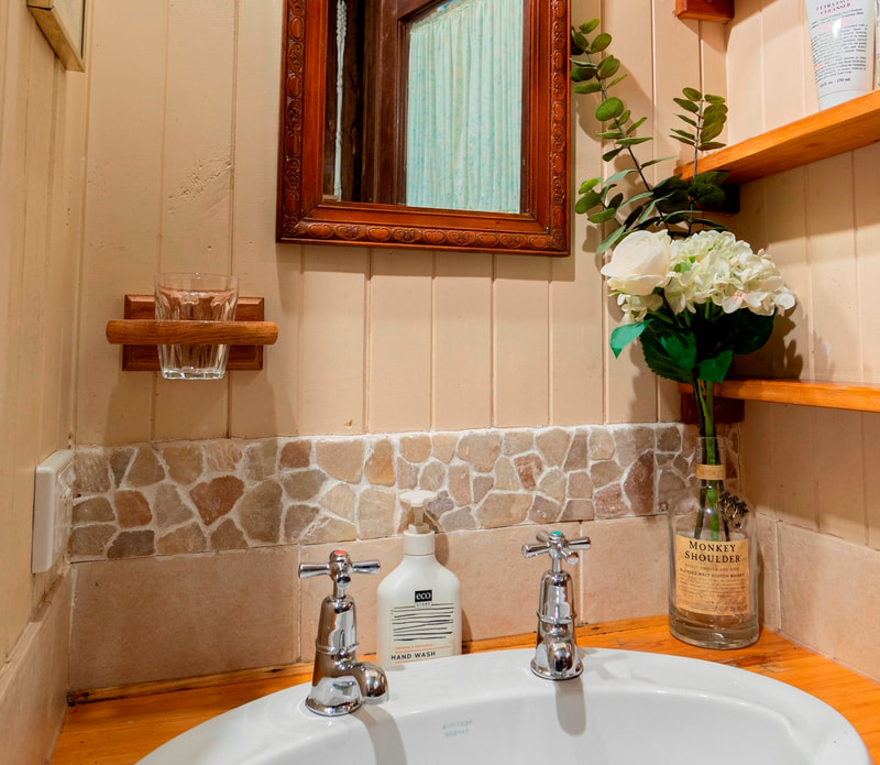 Mount Glorious accommodation bathroom details