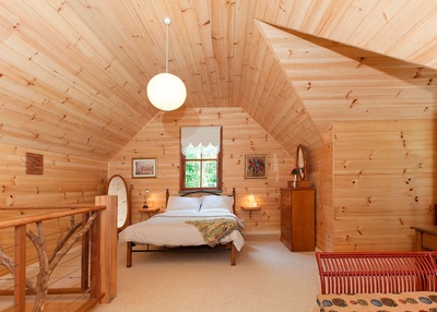 Mount Glorious accommodation attic bedroom